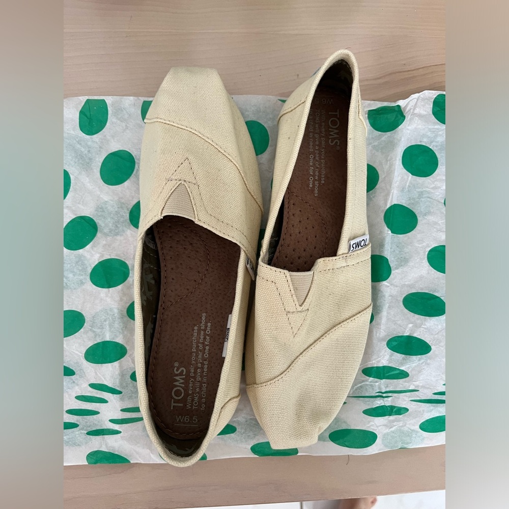 NEW Toms Women’s Shoes, 6.5W